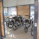 Fahrräder der Stadtwerke in der Sharing-Garage beim Hauptplatz