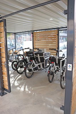 Fahrräder der Stadtwerke in der Sharing-Garage beim Hauptplatz