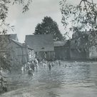 Badespaß im idyllisch gelegenen Geisreiter-Bad (um 1930)