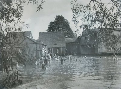 Badespaß im idyllisch gelegenen Geisreiter-Bad (um 1930)