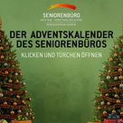 zwei geschmückte Weihnachtsbäume vor grünem Hintergrund