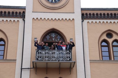 Die Delegation aus Turrialba auf dem Rathausbalkon (ganz rechts: Andreas Herrschmann, Dr. Peter Stapel, Bürgermeister Luis Fernando Leon Alvarado)