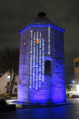 Auf dem Hungerturm in Pfaffenhofen ist noch bis zum 6. Januar ein Zitat der Friedensnobelpreisträgerin Bertha von Suttner zu sehen. 