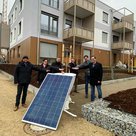Das Erste Pfaffenhofener Mieterstrom-Projekt geht an den Start. (Andreas Herschmann, Referent für Energie und Klimaschutz im Stadtrat; Birgit Mitterhuber, Geschäftsführerin WBG; Bernhard Kreitmeyer Energievertrieb Stadtwerke; Thomas Herker, Bürgermeister Pfaffenhofen; Sebastian Wittmann, Projektleiter erneuerbare Energien Stadtwerke; Sebastian Brandmayr, Technischer Leiter Stadtwerke (v.l.n.r.)
