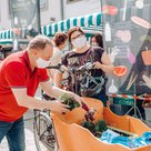 Markus Käser vor dem Stand von Pfaffenhofener Land auf dem Wochenmarkt am Hauptplatz.