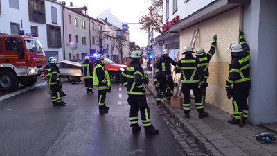 +++ Verkehrsunfall: PKW ungewollt im Schaufenster +++