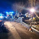 Die Feuerwehr nachts bei einem Verkehrsunfall im Einsatz