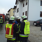 Feuerwehr im Einsatz auf einer Stra´ße vor einem Haus