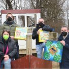 Amtsleiterin Kathrin Maier, Testzentrumsbetreiber Marco Dreßl und Stefan Hilpert sowie Bürgermeister Thomas Herker (v. l.) bei der Übergabe der Spende im Garten der Kita St. Elisabeth.