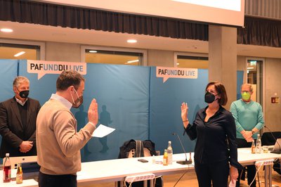 Angelika Schwarzmeier hat vor Bürgermeister Thomas Herker ihren Amtseid als Stadträtin abgelegt.