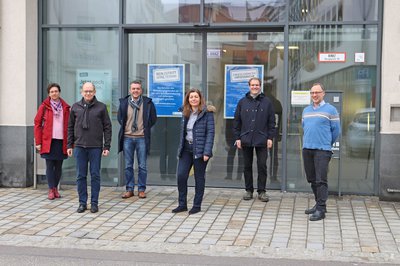 Die neue Leiterin der Steuerstelle Daniela Fuchs mit ihrem Amtsvorgänger Werner Hiesinger, Bürgermeister Thomas Herker, Stadtkämmerin Claudia Jonas, Jürgen Ostermeier, Amtsleiter Personal und Organisation, Geschäftsleiter Florian Erdle (v. l.)