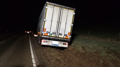 Verkehrsunfall mit LKW: Sattelzug auf Abwegen