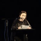 Foto von Anahit Bagradjans bei einer Lesung mit Mikrofon