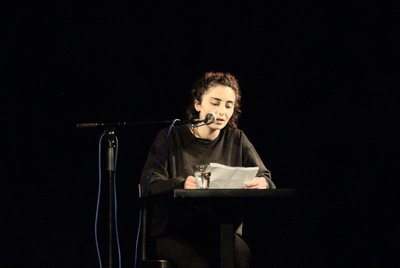 Foto von Anahit Bagradjans bei einer Lesung mit Mikrofon