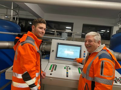 Julian Fitz (Auszubildender) und Andreas Fellermeier (Wassermeister) im Maschinenraum des Brunnen 6