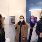 Julia Spitzenberger, Jugendreferentin des Stadtrats und die Jugendparlamentarier Paula Stahl, Victoria Gallus und Pascal Altendorf vor dem Spender in der Mittelschule (v.l.)