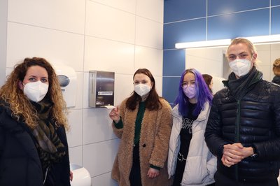 Julia Spitzenberger, Jugendreferentin des Stadtrats und die Jugendparlamentarier Paula Stahl, Victoria Gallus und Pascal Altendorf vor dem Spender in der Mittelschule (v.l.)