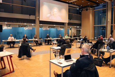 Vertreter des Stadtrates in der Aula der Grund- und Mittelschule