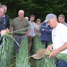 Landwirte der Bodenallianz bei einem Bodenkurs auf einem Feld