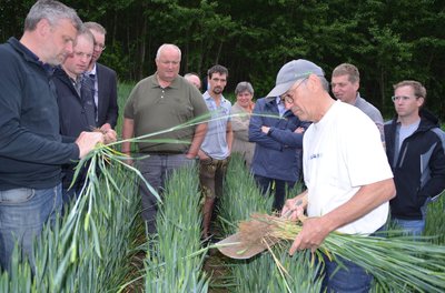 Landwirte der Bodenallianz bei einem Bodenkurs auf einem Feld