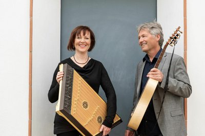 Frau mit Hackbrett und Mann mit Gitarre
