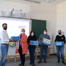 Die Übergabe der Lego-Baukästen im Klassenzimmer.
von links nach rechts: Roger Wolf (Firma Christiani), Andrea Waetzold (Rektorin), Michaele Waller ( Konrektorin) Christoph Höchtl (Sachgebietsleiter Bildung und Soziales) und Nicole Deckert (Elternbeiratsvorsitzende)