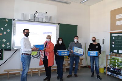 Die Übergabe der Lego-Baukästen im Klassenzimmer.
von links nach rechts: Roger Wolf (Firma Christiani), Andrea Waetzold (Rektorin), Michaele Waller ( Konrektorin) Christoph Höchtl (Sachgebietsleiter Bildung und Soziales) und Nicole Deckert (Elternbeiratsvorsitzende)