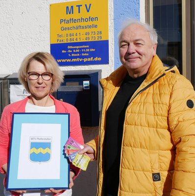 Geschäftsstellenleiterin Beate Mayr und 1.MTV-Vorsitzender Helmut Reiter nehmen die 150 Hallertauer erfreut in Empfang.