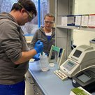 „Eine bessere Ausbilderin hätte ich mir nicht wünschen können“. Manuel Gamperl und Franziska Heigl im Labor des Klärwerks Pfaffenhofen.