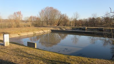 Teichkläranlage Uttenhofen, die letzte dezentrale Kläranlage im Versorgung der Stadtwerke Pfaffenhofen, wird aufgelöst.