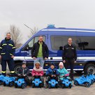 Das Technische Hilfswerk übergibt Bobby Cars an die Kitas in Pfaffenhofen.
Vordere Reihe von links: Philipp, Takiya, Luka und Charlotte
Hintere Reihe von links: Michael Matthes, Daniel Riegel und Alexander Müller