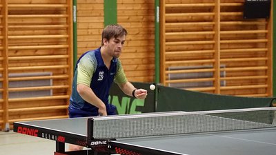 Maximilian Pflügler spielte in Ilmmünster groß auf und gewann beide Einzel