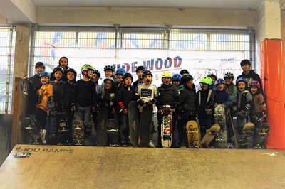 Kinder mit Skateboards auf der Rampe