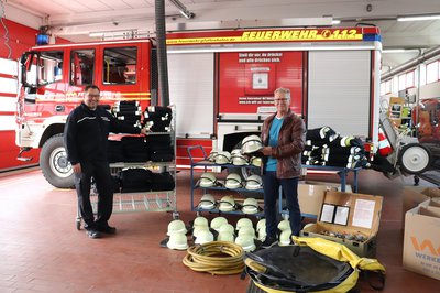 Kommandant Roland Seemüller und zweiter Bürgermeister Roland Dörfler mit der Spende.