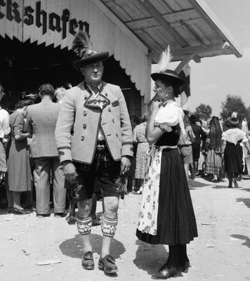 Paar in Tracht auf dem Gautrachtenfest am Volksfestplatz (1952)