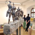 Ein Werk der diesjährigen Ausstellung: die Bronzefiguren auf Altholz mit dem Titel „Walk of Amazones“ der Künstlerin Lucia Torge.