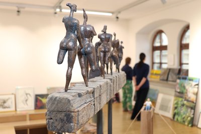 Ein Werk der diesjährigen Ausstellung: die Bronzefiguren auf Altholz mit dem Titel „Walk of Amazones“ der Künstlerin Lucia Torge.