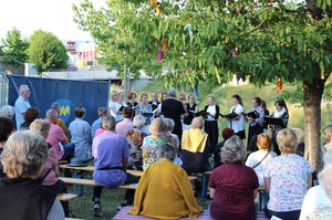 Insgesamt rund 100 Besucher nahmen am Friedensgebet am Baum der Religionen mit dem Frauenchor Chorisma teil.