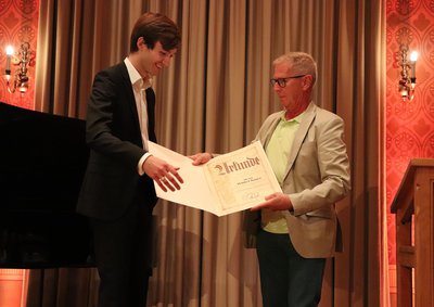 Daniel Sauer erhält den Kulturförderpreis von Roland Dörfler überreicht. 