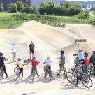 Jeweils zehn Teilnehmerinnen und Teilnehmer können bei der Stadtjugendpflege in den Kategorien Anfängerinnen und Anfänger und leicht Fortgeschrittene lernen ihr Dirtbike zu beherrschen und die Kicker am Dirtpark zu befahren.