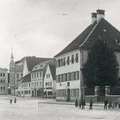 Das 1716 erbaute Gerichtsschreiberhaus, im Hintergrund links sind das 1878 eröffnete Schulhaus (heute Haus der Begegnung) und der Turm der Müllerverwaltung am Oberen Hauptplatz zu erkennen (um 1890) 