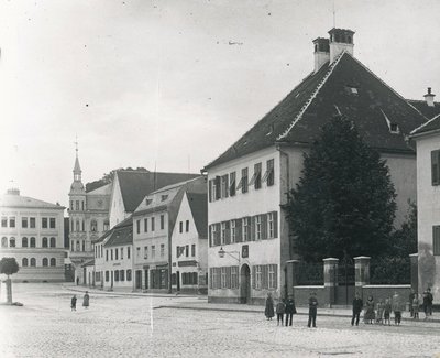 Das 1716 erbaute Gerichtsschreiberhaus, im Hintergrund links sind das 1878 eröffnete Schulhaus (heute Haus der Begegnung) und der Turm der Müllerverwaltung am Oberen Hauptplatz zu erkennen (um 1890) 