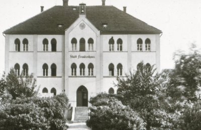Ein schwarz weiß Bild, das das Sankt Franzuskus Krankenhaus im Jahr 1892 nach der Aufstockung zeigt.