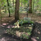 Die Stadt gedenkt zum 50. Todestag ihres Ehrenbürgers
Joseph Maria Lutz mit einer Blumenschale auf
seinem Grab am Waldfriedhof in München.