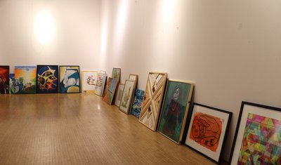Unterschiedlichste Kunstwerke warten auf die Besucherinnen und Besucher in der Städtischen Galerie.