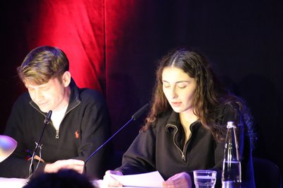  Anahit Bagradjans (rechts) mit ihrem Partner, dem Filmemacher Leon Wienhold bei der Lesung am 3. November 