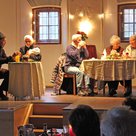 Mit zwei weihnachtlichen Stücken war die Theatergruppe des Seniorenbüros in Tegernbach zu Gast.