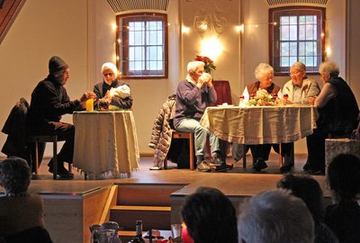 Mit zwei weihnachtlichen Stücken war die Theatergruppe des Seniorenbüros in Tegernbach zu Gast.