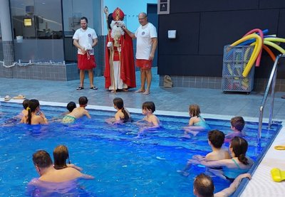 Nikolaus besucht den Anfängerschwimmkurs