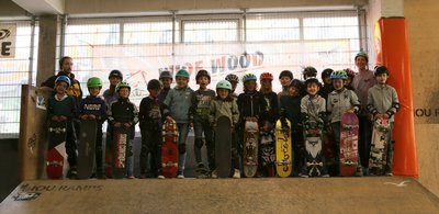 In vier Tagen bringt Workshopleiter Chris Rieger (hinten links) den Teilnehmer*innen alles rund ums Skaten und die Skatehalle Pfaffenhofen bei.